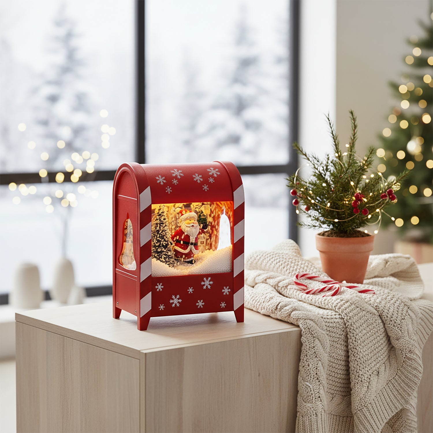 VESTIAMO CASA GRAN NATALE - Cassetta Postale Natalizia con Effetto Neve, Musica e Luci LED - h19x13,5x9,5 cm